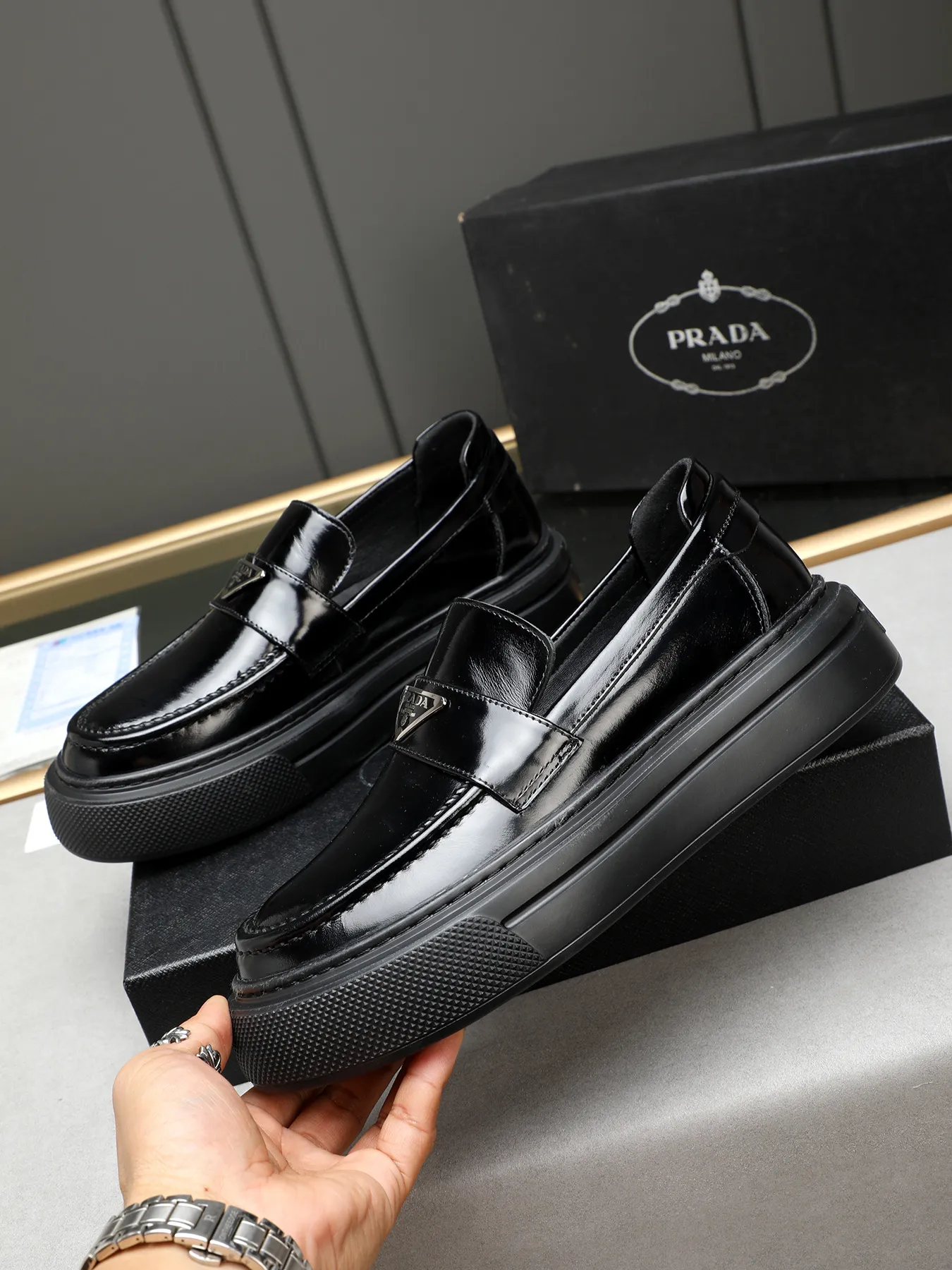 Men's Men's Shoes 💰500 Prada/Prada Men's new casual shoes, this upper is made of imported calfskin + sheep lining! The outsole is made of non-slip foam outsole, which feels good on your feet and is a fashionable and stylish item!  Size: 38-44 (45 customized)